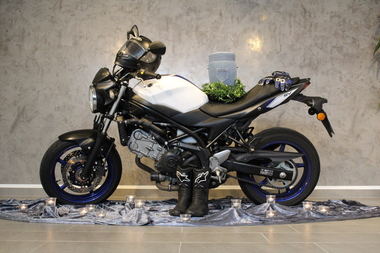 Individuelle Dekoration der Trauerfeier mit persönlichen Gegenständen wie z.B. einem Motorrad