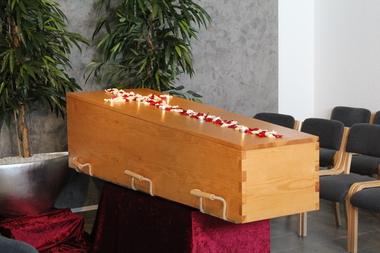 Individuelle Dekoration der Trauerfeier vor der Einäscherung mit moderner Floristik