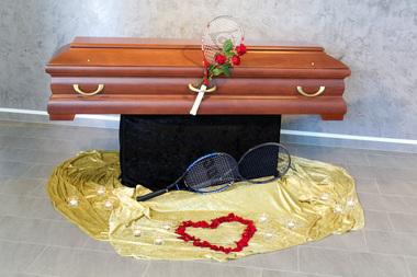 Trauerfeier eines Tennisspielers Individuelle Dekoration der Trauerfeier mit persönlichen Gegenständen wie z.B. den eigenen Tennisschlägern
